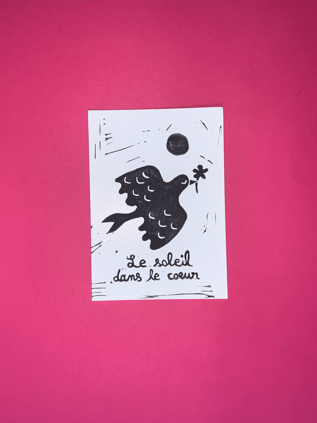 Carte postale linogravure originale oiseau "Le soleil dans le coeur"