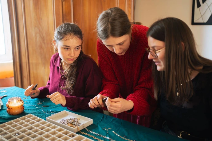 Ateliers créatifs pour entreprises et associations : bijoux, linogravure, cyanotype