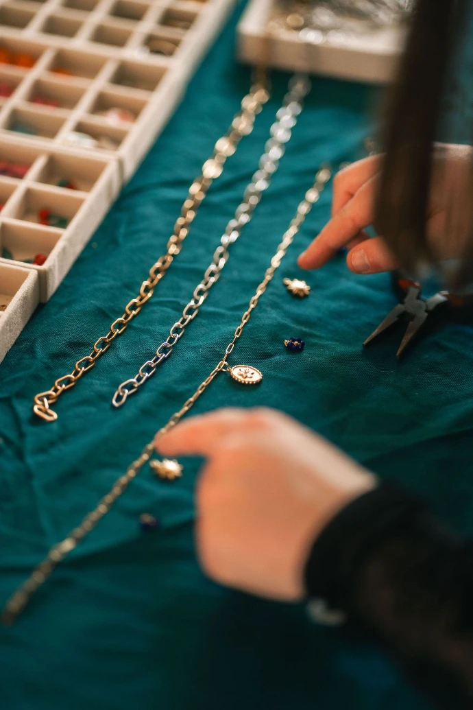 Atelier bar à charms : collier