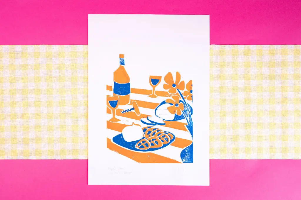 Salome-quetier-linogravure-artisanale-repas-fleuri-orange-bleu.webp