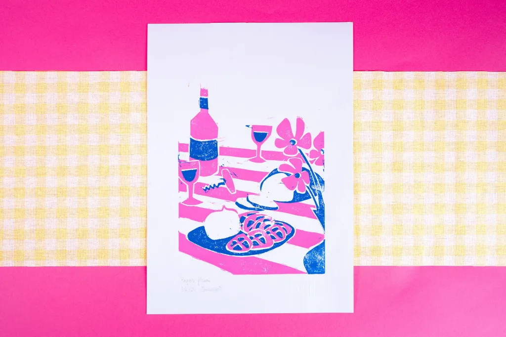 Salome-quetier-linogravure-artisanale-repas-fleuri-rose-bleu.webp